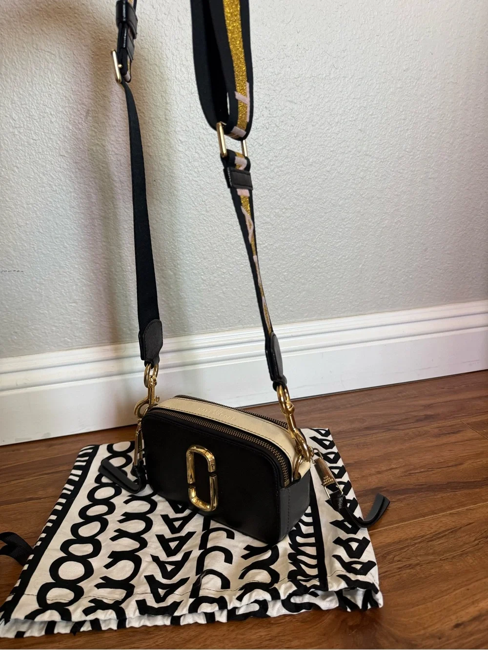 The marc jacobs snapshot black and Cream Crossbody Camera Bag